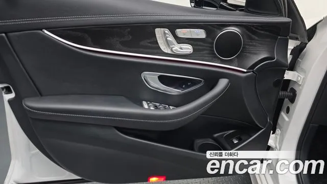 Mercedes-Benz E-Class — Фото автомобиля 24