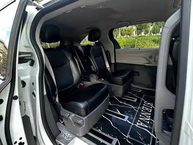 Toyota Sienna — Фото автомобиля 7