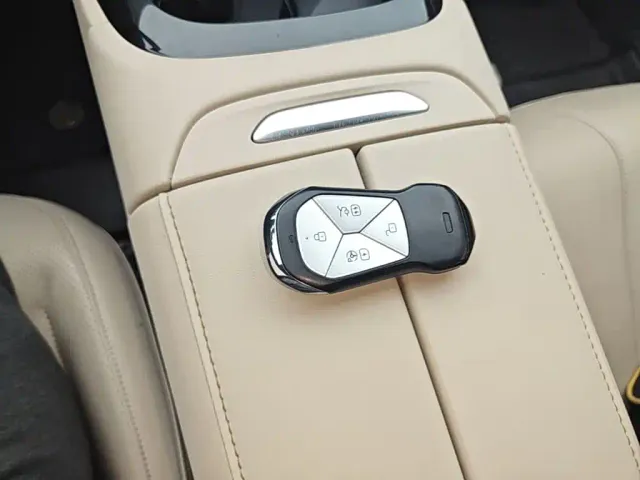 Xpeng P7 — Фото автомобиля 8