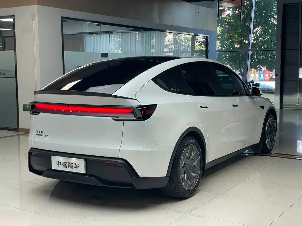 Tesla Model Y L 2025 Facelift Long Range AWD — Фото автомобиля 26