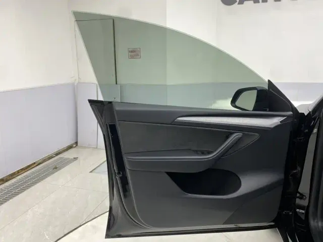 Tesla Model Y — Фото автомобиля 16