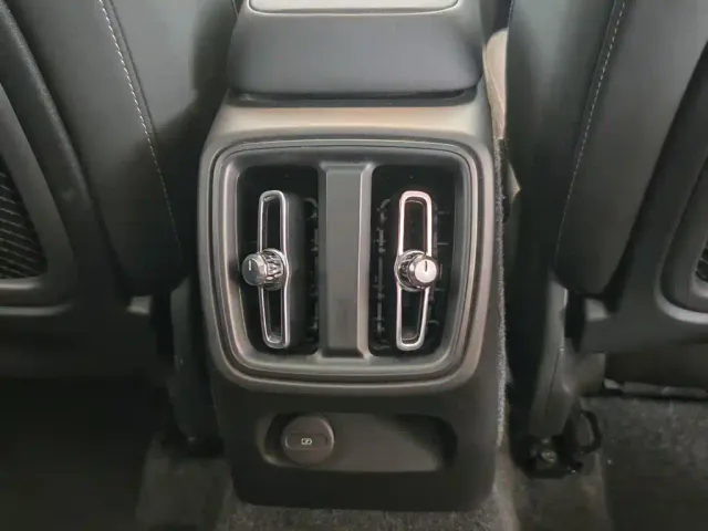 Volvo XC40 — Фото автомобиля 21