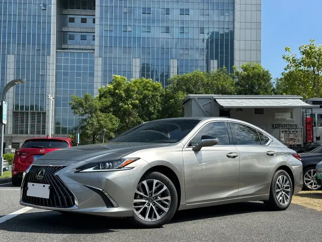 Фотография автомобиля — Lexus ES