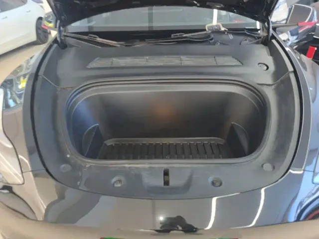 Tesla Model Y — Фото автомобиля 19