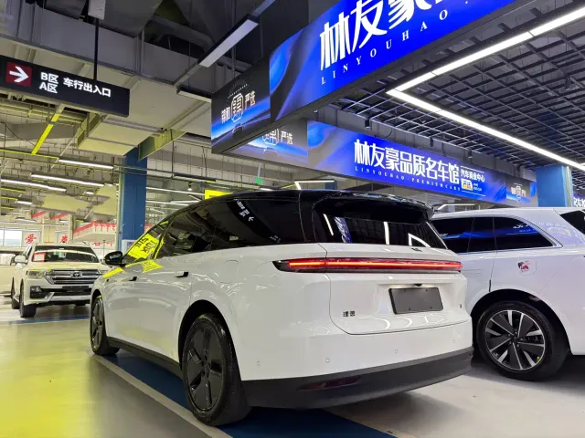 Li Auto i8 — Фото автомобиля 4