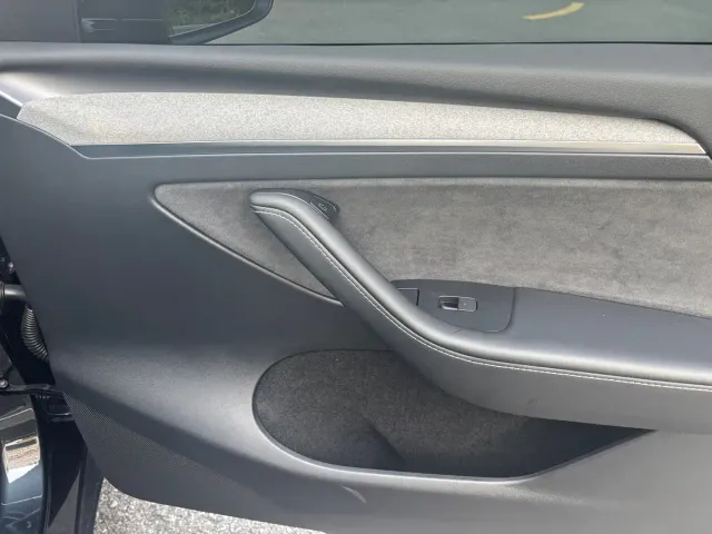 Tesla Model Y — Фото автомобиля 11