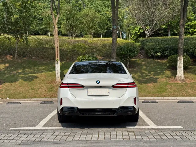 BMW 5 Series — Фото автомобиля 9