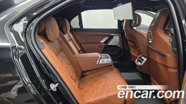 BMW 7-Series 7 серия (G70) 740i xDrive M Sport — Фото автомобиля 12