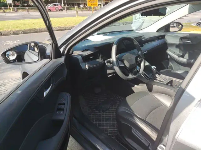 Roewe i5 — Фото автомобиля 15