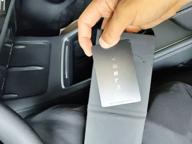 Tesla Model 3 — Фото автомобиля 8