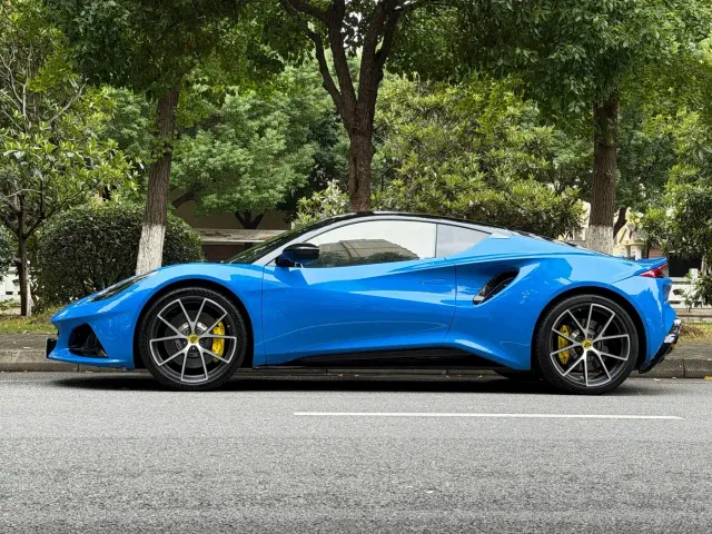 Lotus Emira — Фото автомобиля 14