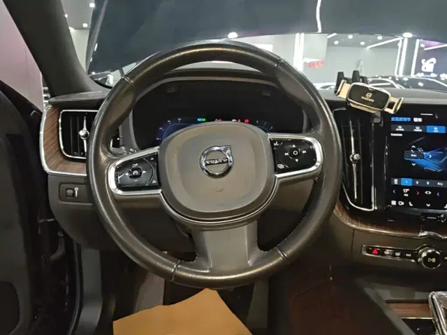 Volvo XC60 — Фото автомобиля 6