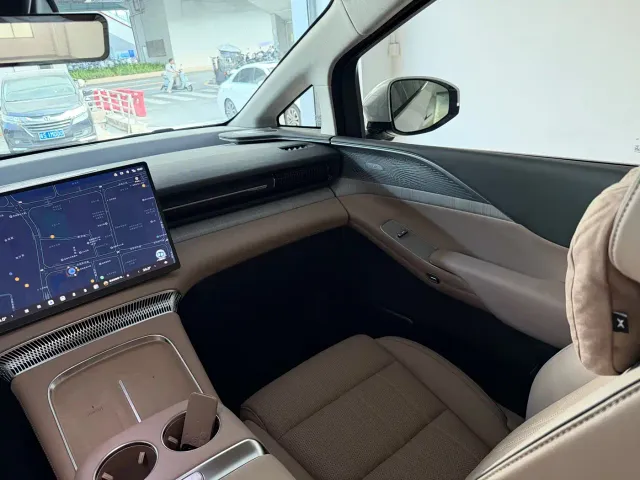Xpeng X9 — Фото автомобиля 7