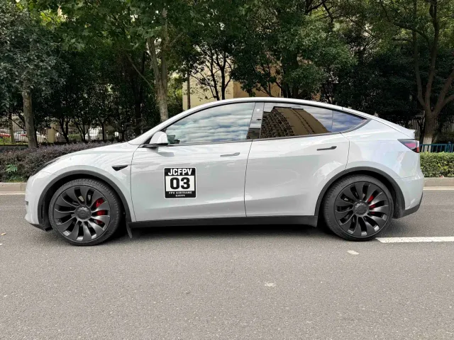 Tesla Model Y — Фото автомобиля 5