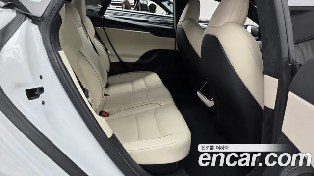 Tesla Model S — Фото автомобиля 17