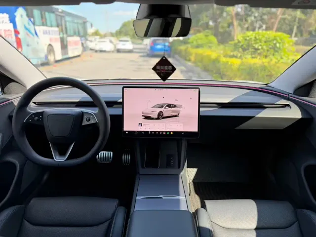 Tesla Model 3 — Фото автомобиля 5