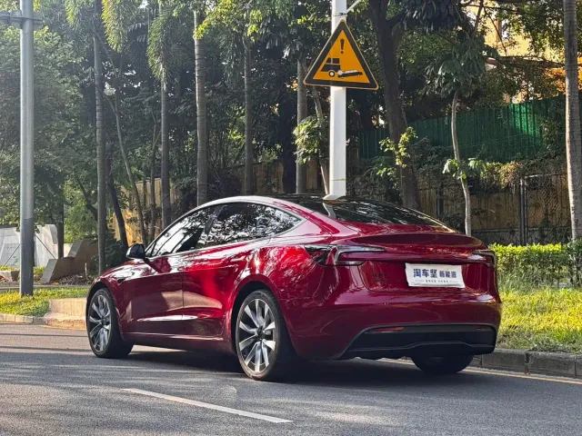 Tesla Model 3 — Фото автомобиля 3