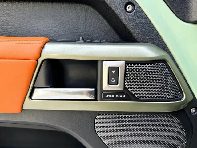 Land Rover Defender — Фото автомобиля 9