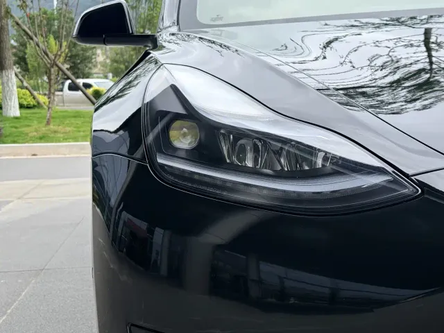 Tesla Model 3 — Фото автомобиля 9