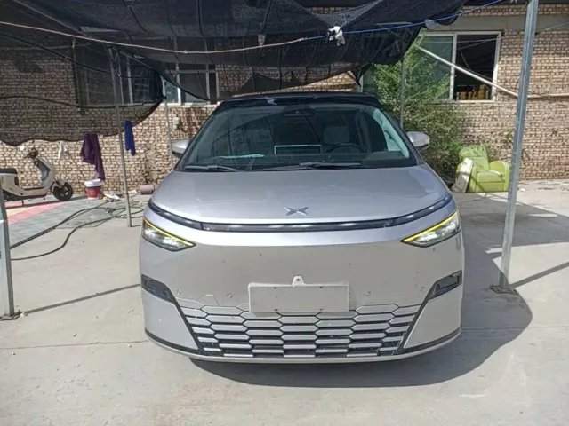 Xpeng X9 — Фото автомобиля 2