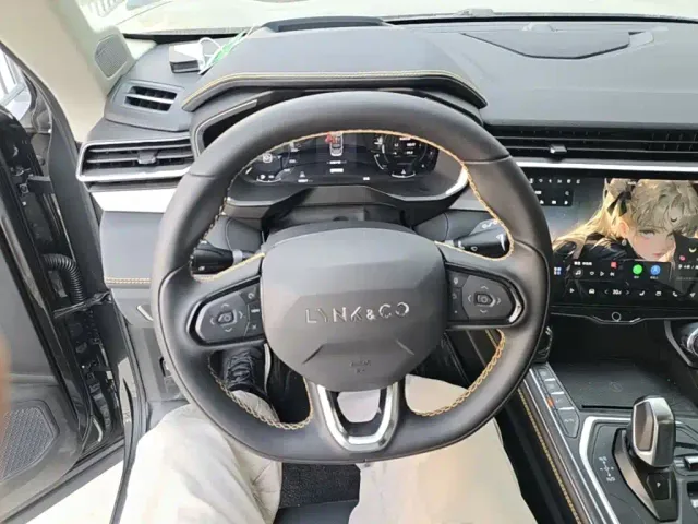 Lynk & Co 01 — Фото автомобиля 10