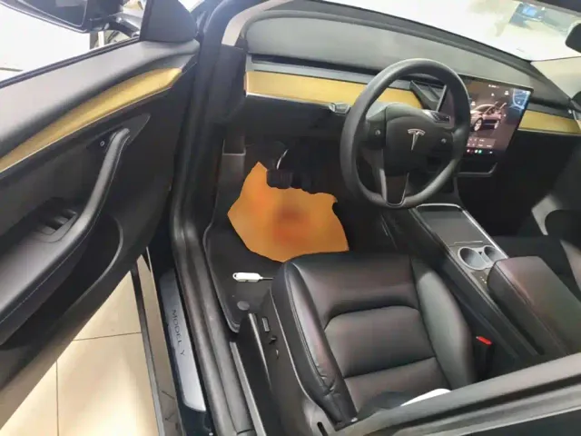 Tesla Model Y — Фото автомобиля 15