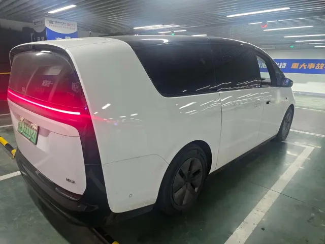 Li Auto MEGA — Фото автомобиля 3