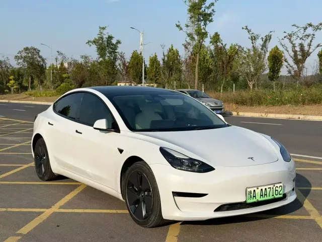 Tesla Model 3 — Фото автомобиля 3
