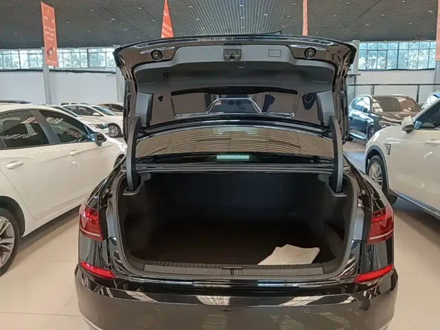 Volkswagen Passat — Фото автомобиля 18