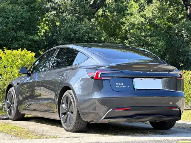 Tesla Model 3 — Фото автомобиля 6