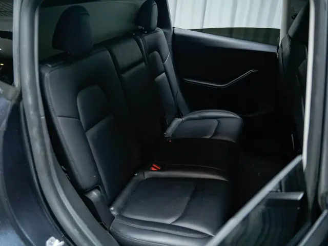 Tesla Model Y — Фото автомобиля 8