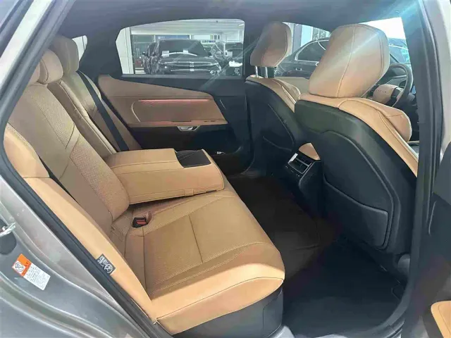 Lexus ES — Фото автомобиля 14