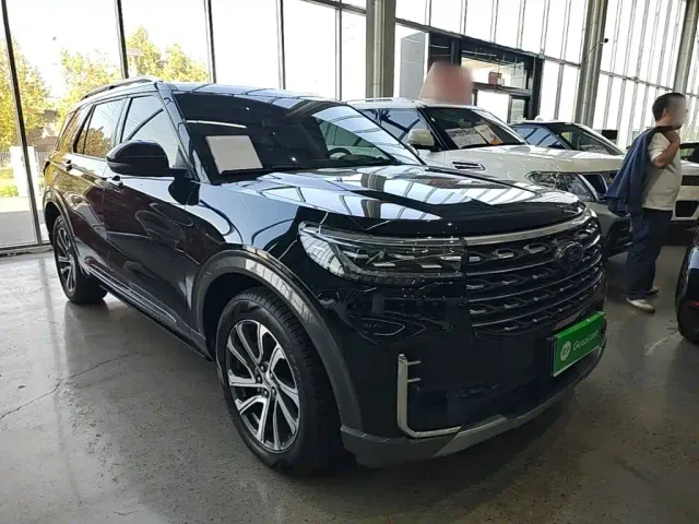Ford Explorer — Фото автомобиля 3