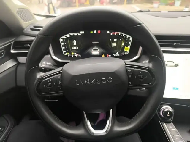 Lynk & Co 01 — Фото автомобиля 10