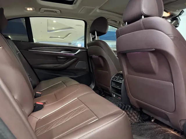 BMW 5 Series — Фото автомобиля 9
