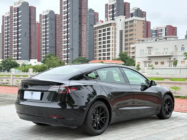 Tesla Model 3 — Фото автомобиля 9
