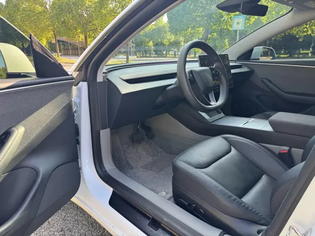 Tesla Model 3 — Фото автомобиля 5