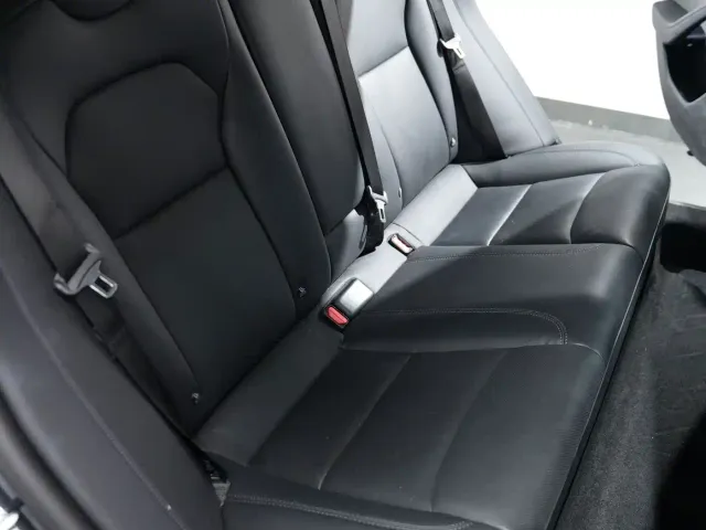Tesla Model 3 — Фото автомобиля 4