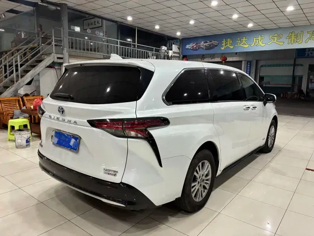Toyota Sienna — Фото автомобиля 8