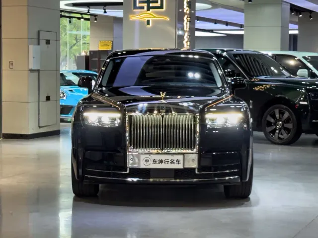 Rolls-Royce Phantom — Фото автомобиля 2