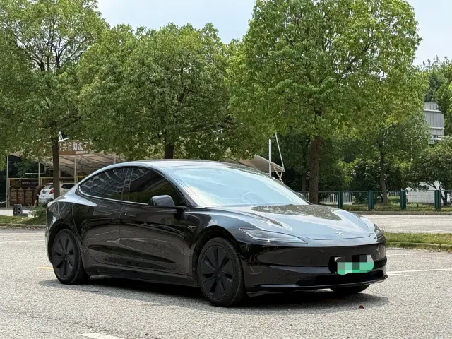 Tesla Model 3 — Фото автомобиля 3