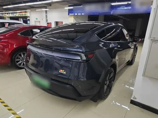 Tesla Model Y — Фото автомобиля 6
