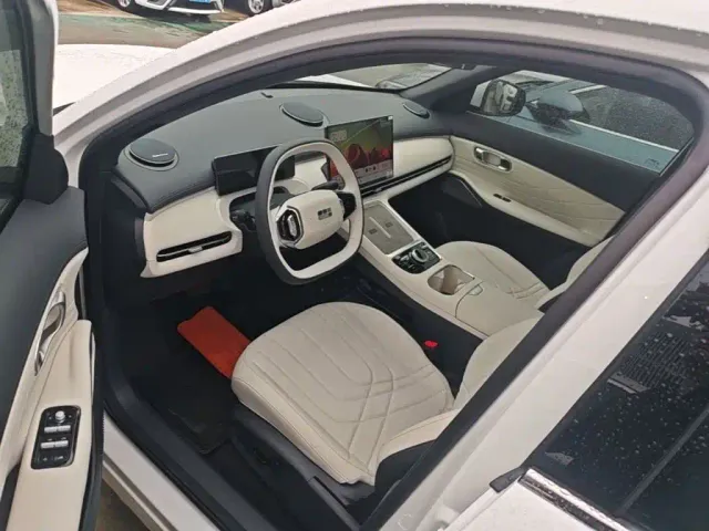 Geely Galaxy Starship 7 EM-i — Фото автомобиля 15
