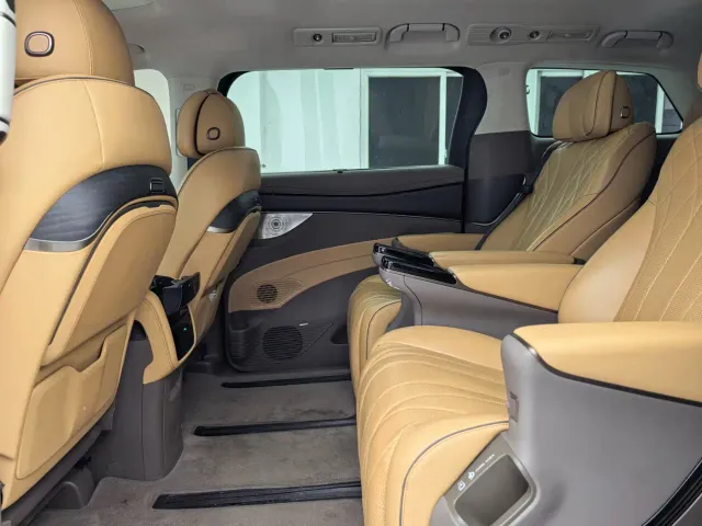Denza D9 — Фото автомобиля 5