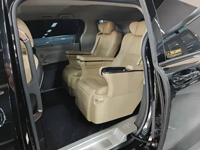 Toyota Sienna — Фото автомобиля 16