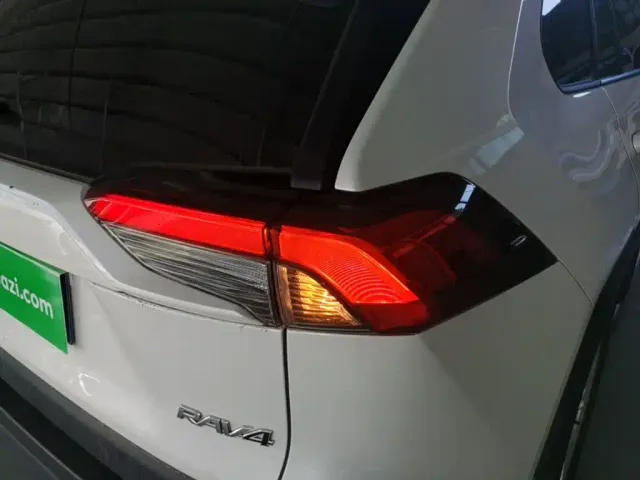 Toyota RAV4 — Фото автомобиля 7