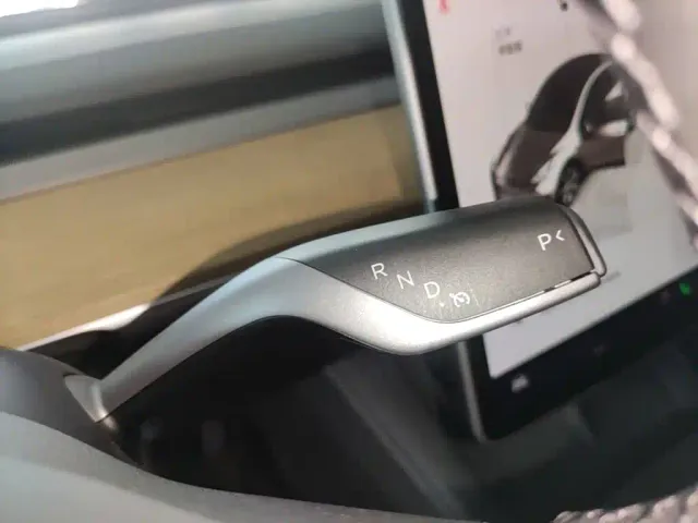 Tesla Model Y — Фото автомобиля 13