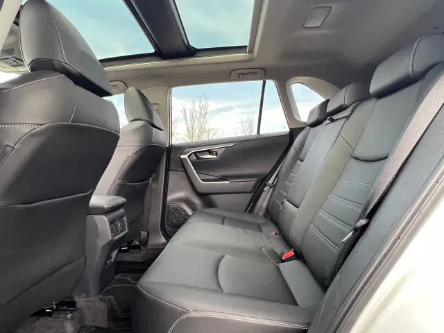 Toyota RAV4 — Фото автомобиля 14