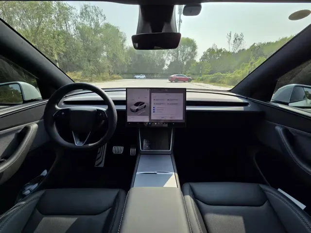 Tesla Model Y — Фото автомобиля 12