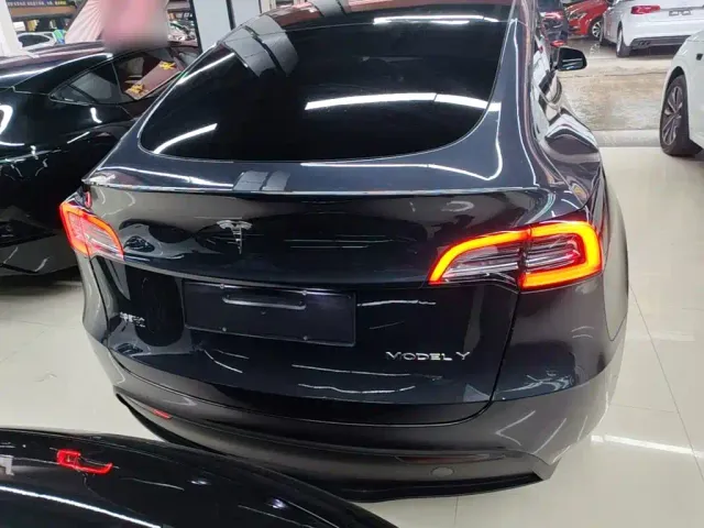 Tesla Model Y — Фото автомобиля 5